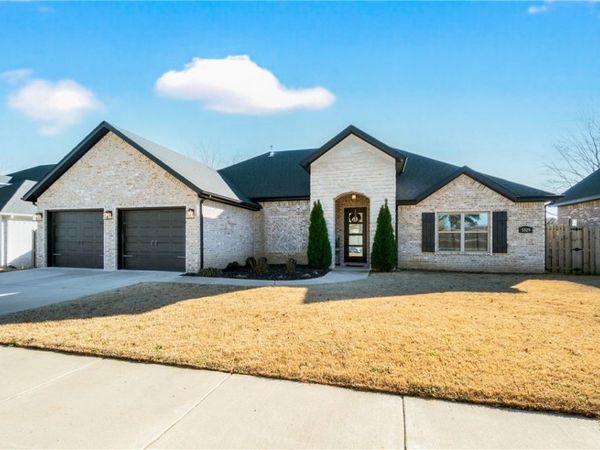 5529 W Poison Springs Drive, Fayetteville, AR 72704