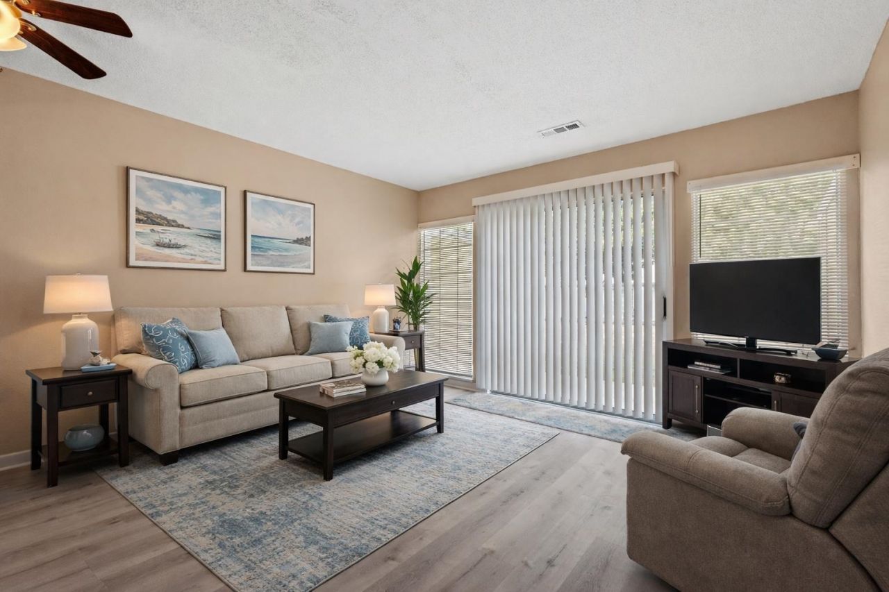 1208 Pinegrove Dr. Photo 10