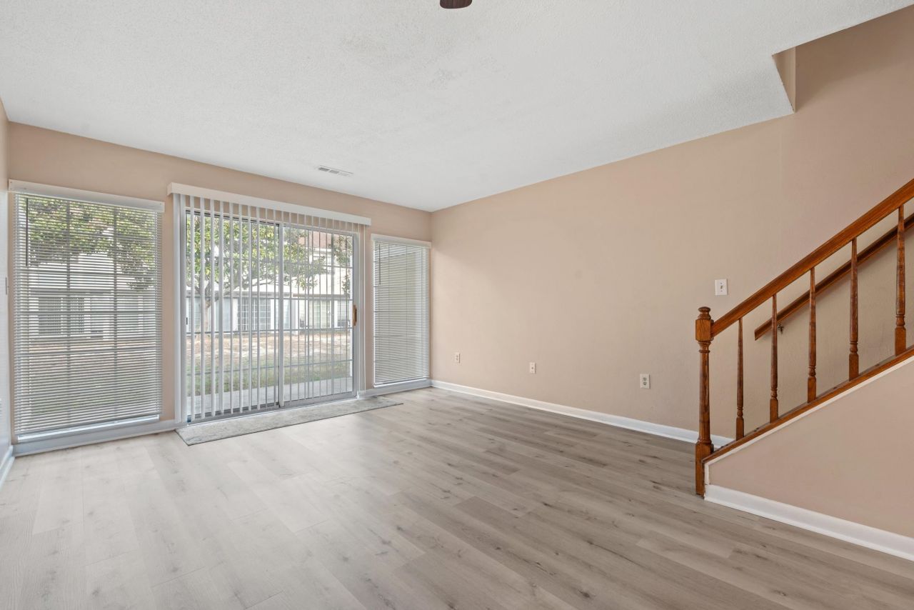 1208 Pinegrove Dr. Photo 12