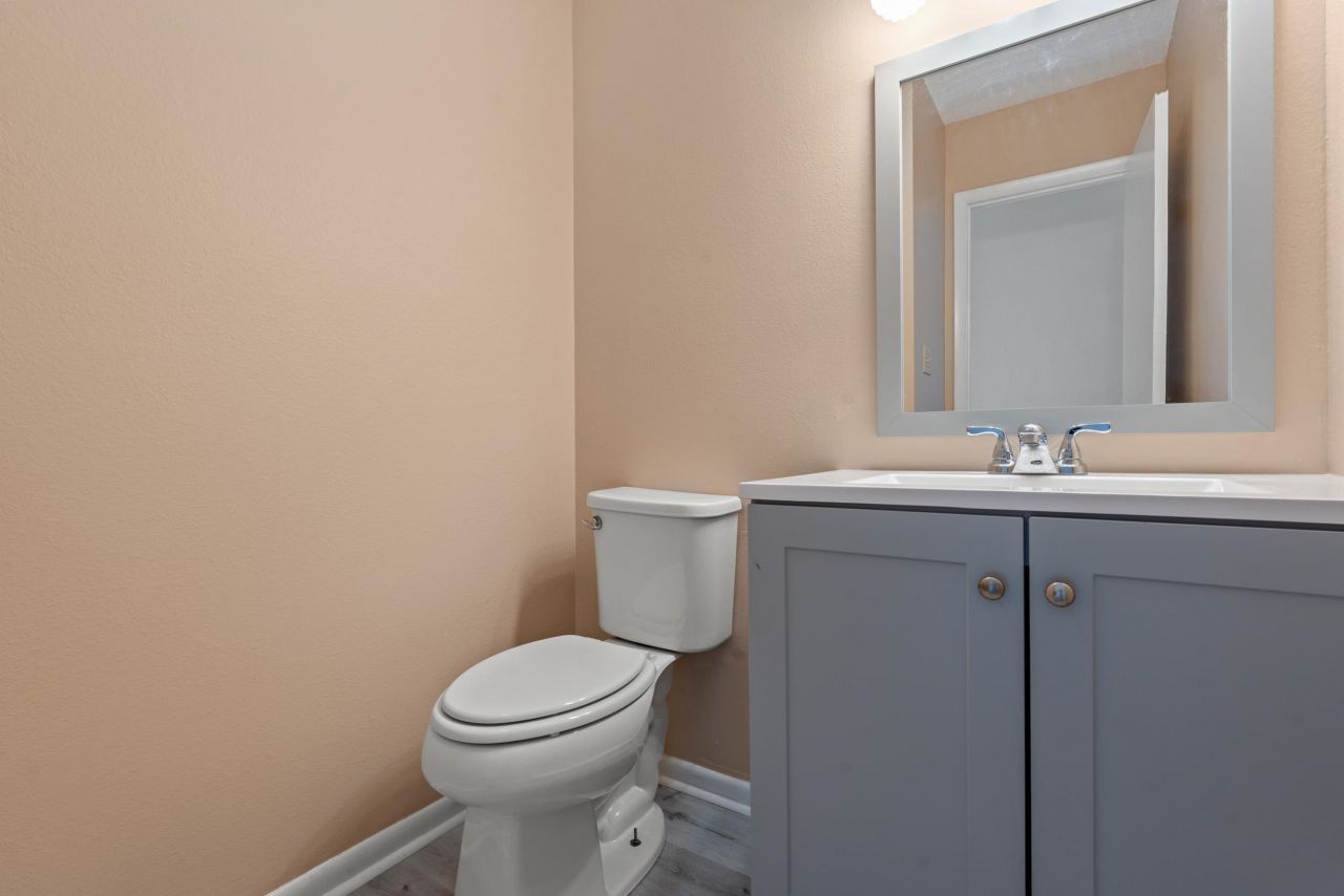 1208 Pinegrove Dr. Photo 15