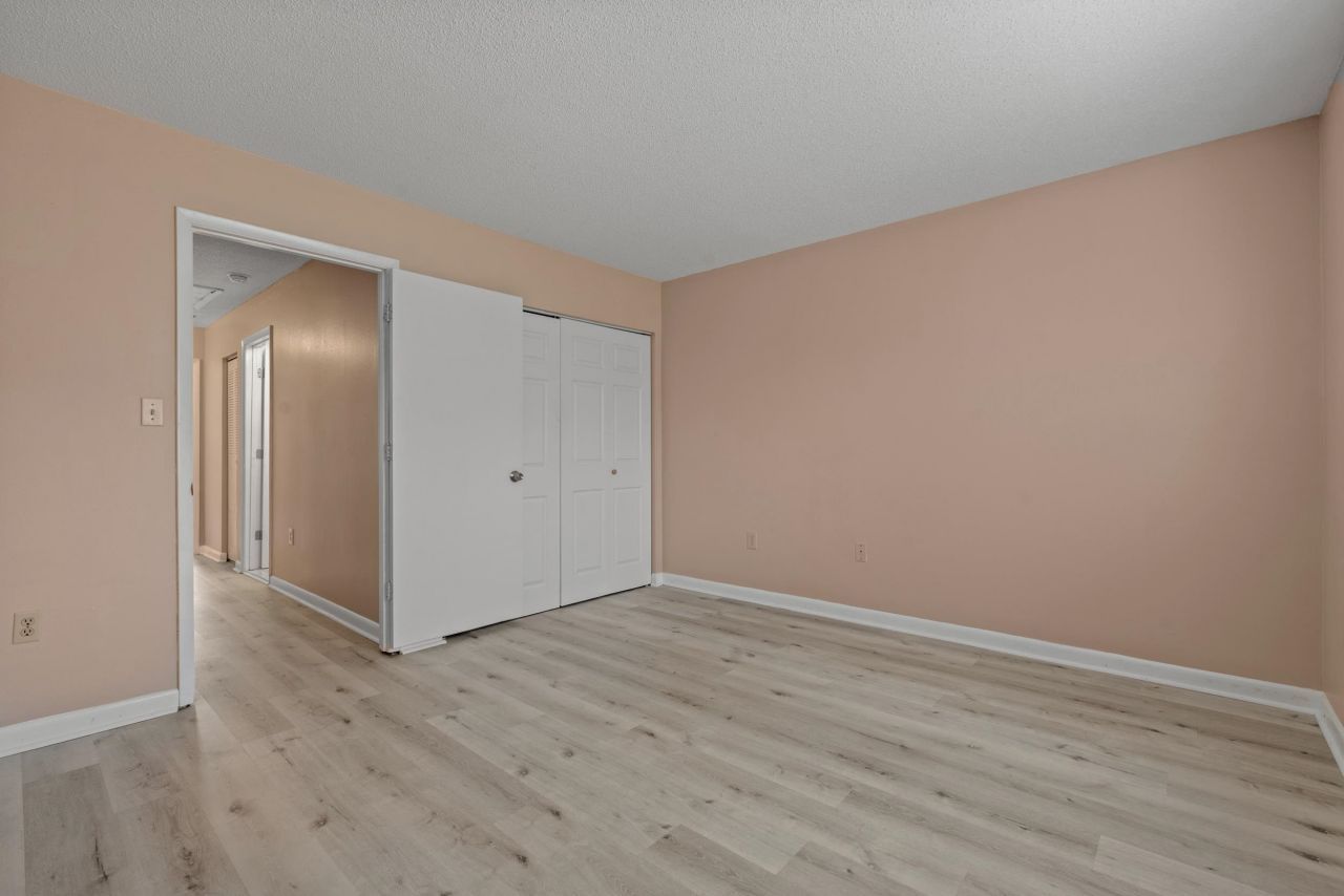 1208 Pinegrove Dr. Photo 19