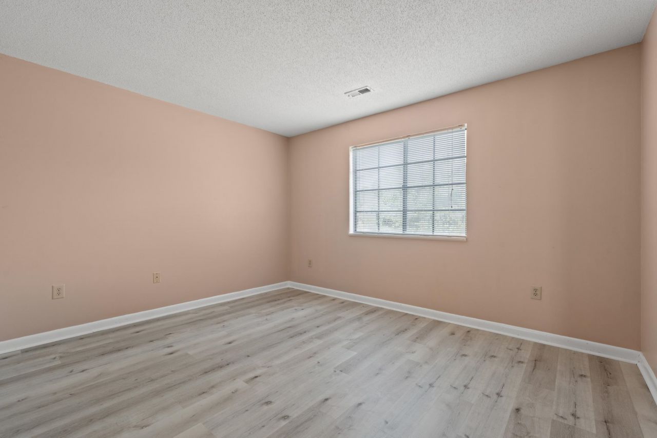 1208 Pinegrove Dr. Photo 20