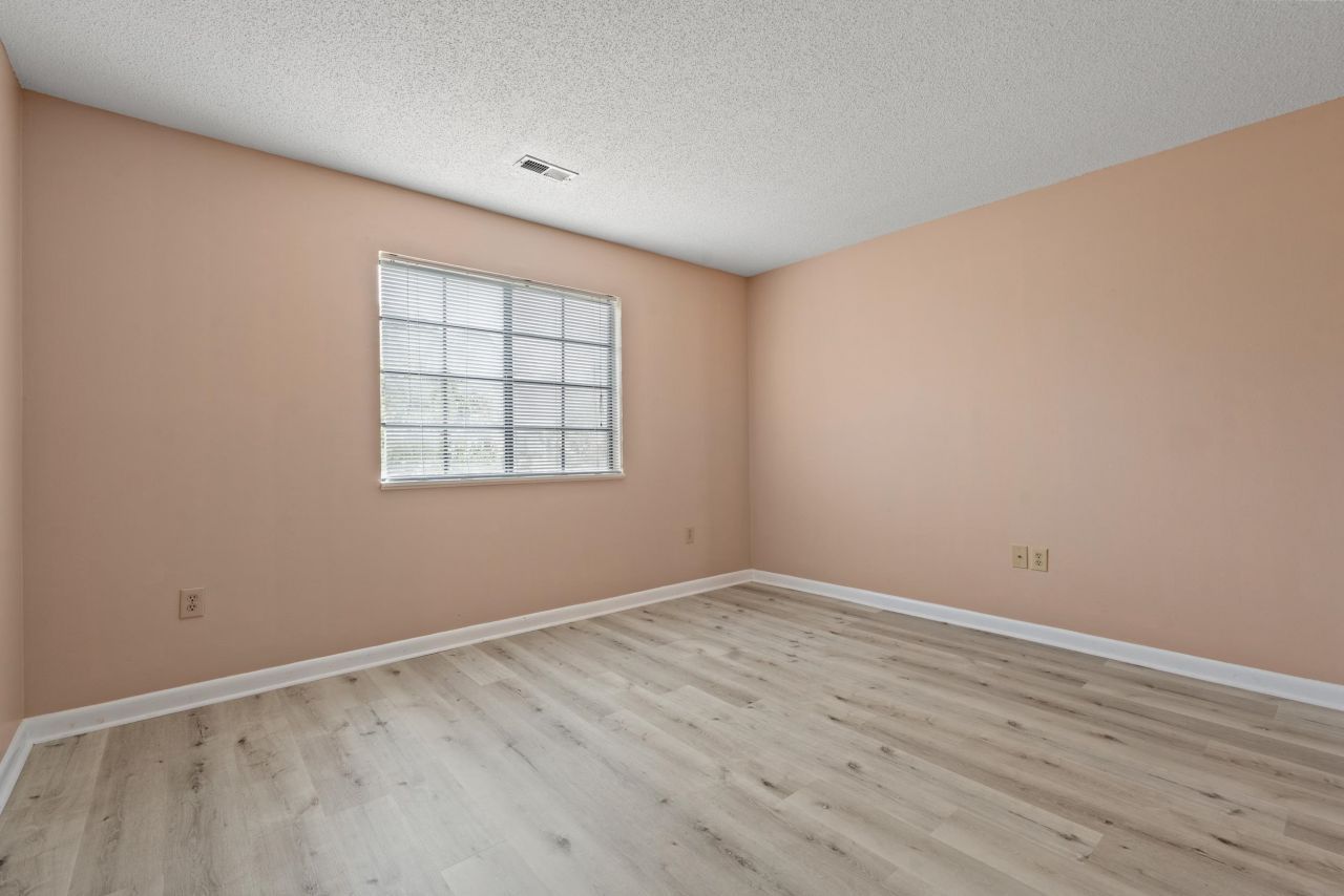 1208 Pinegrove Dr. Photo 21