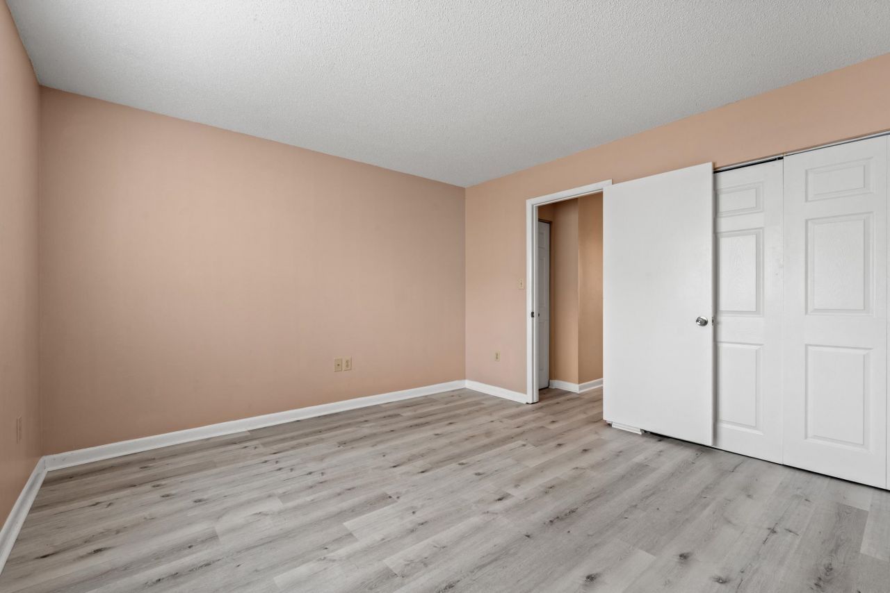 1208 Pinegrove Dr. Photo 22