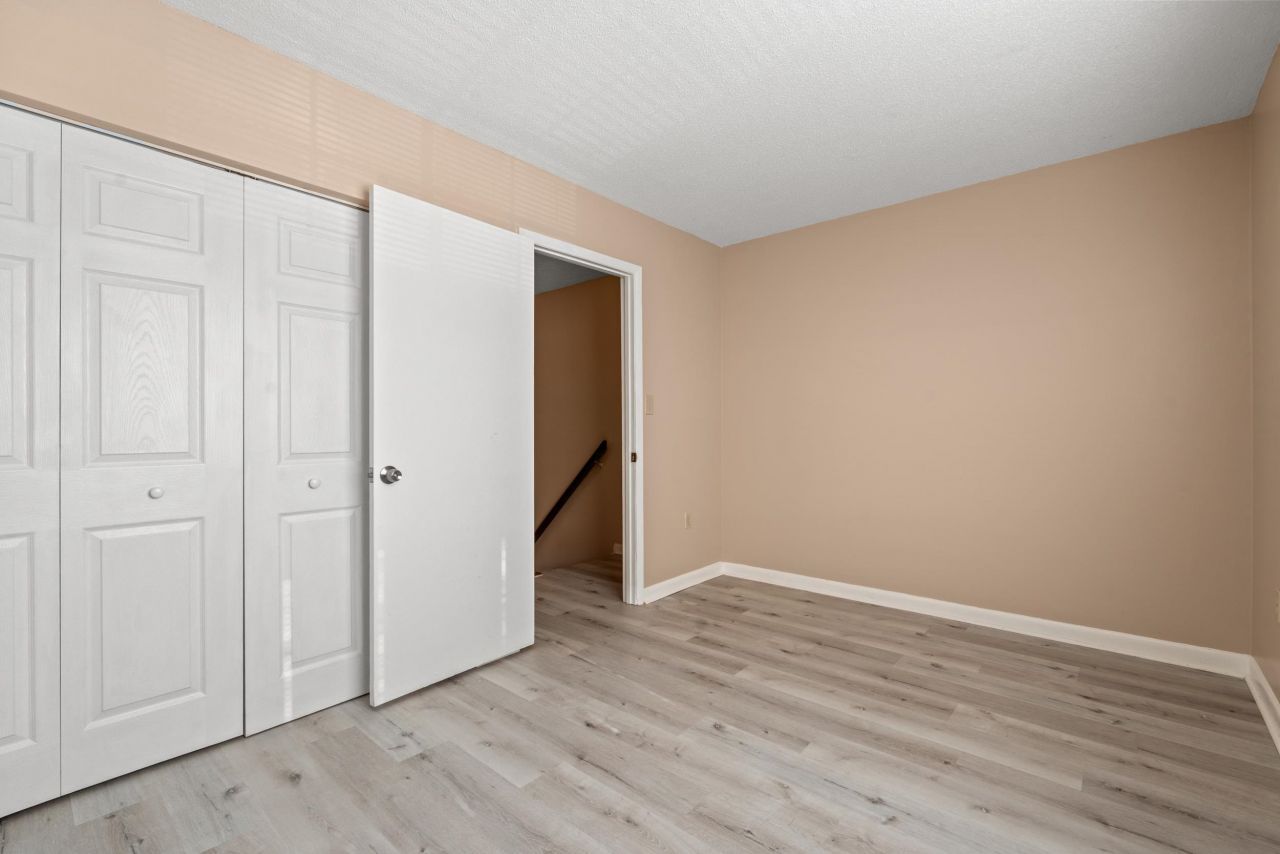 1208 Pinegrove Dr. Photo 23