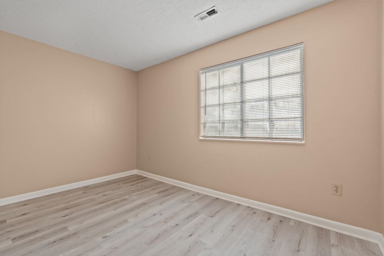 1208 Pinegrove Dr. Photo 25