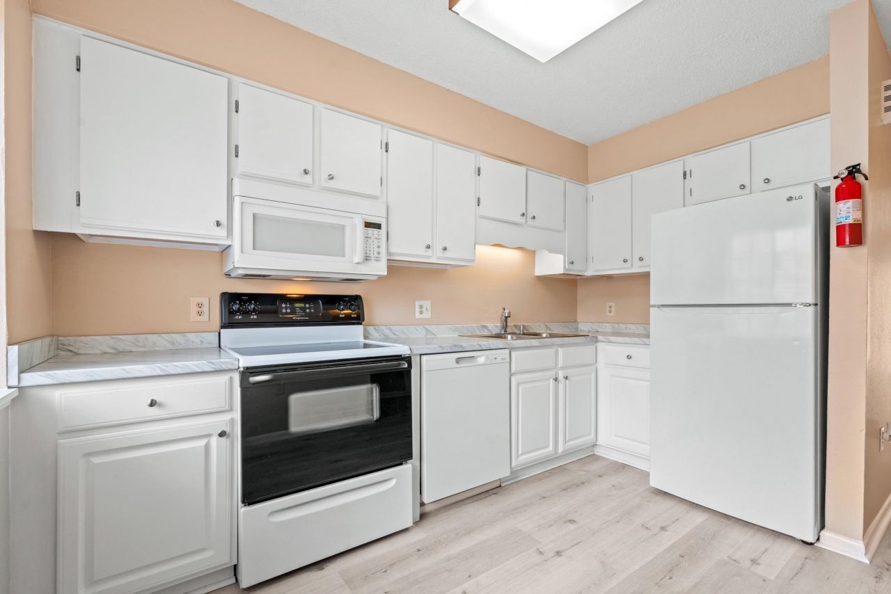 1208 Pinegrove Dr. Photo 4