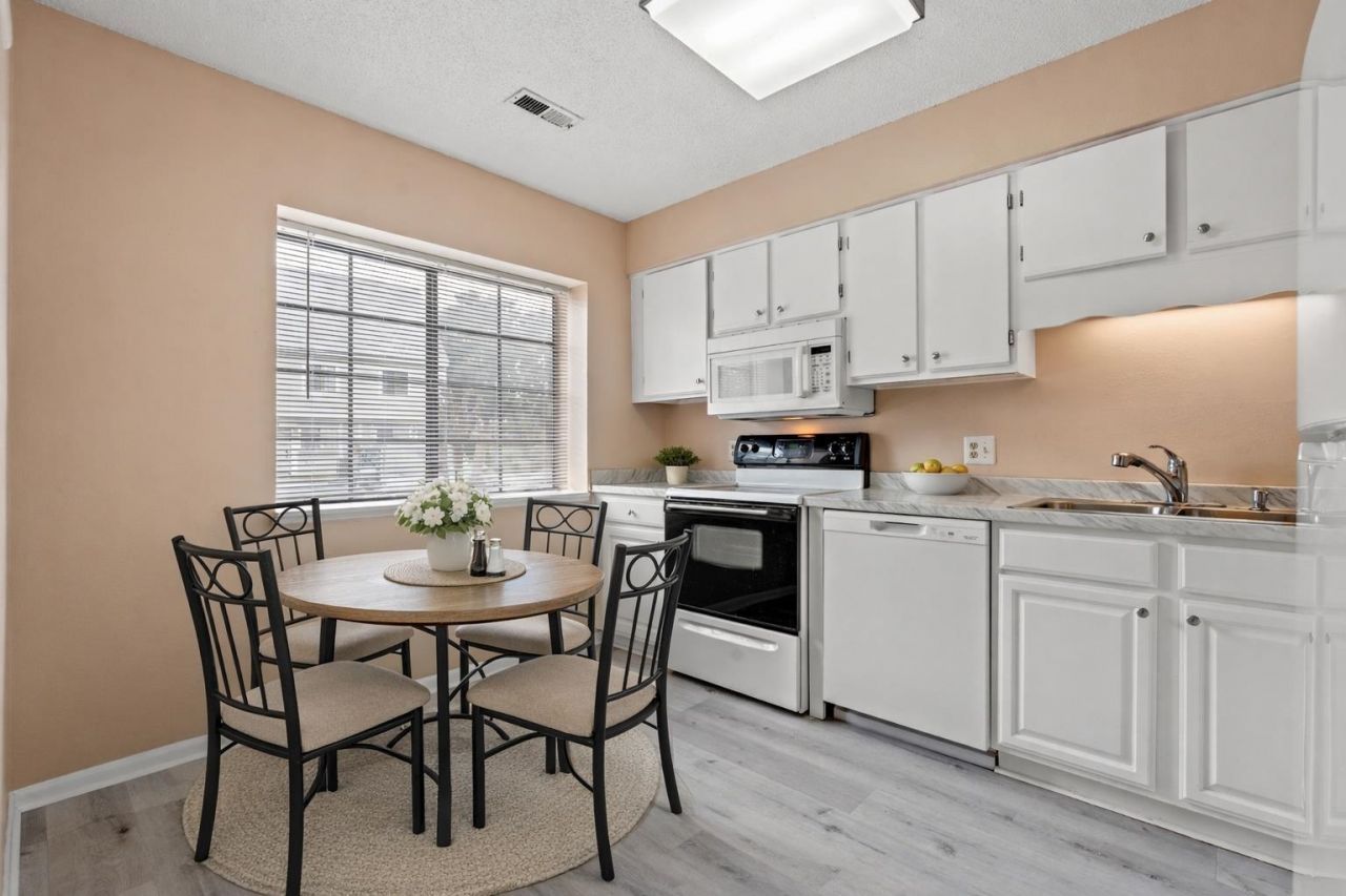 1208 Pinegrove Dr. Photo 5