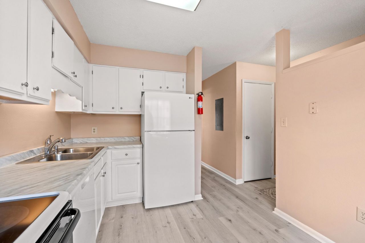 1208 Pinegrove Dr. Photo 6