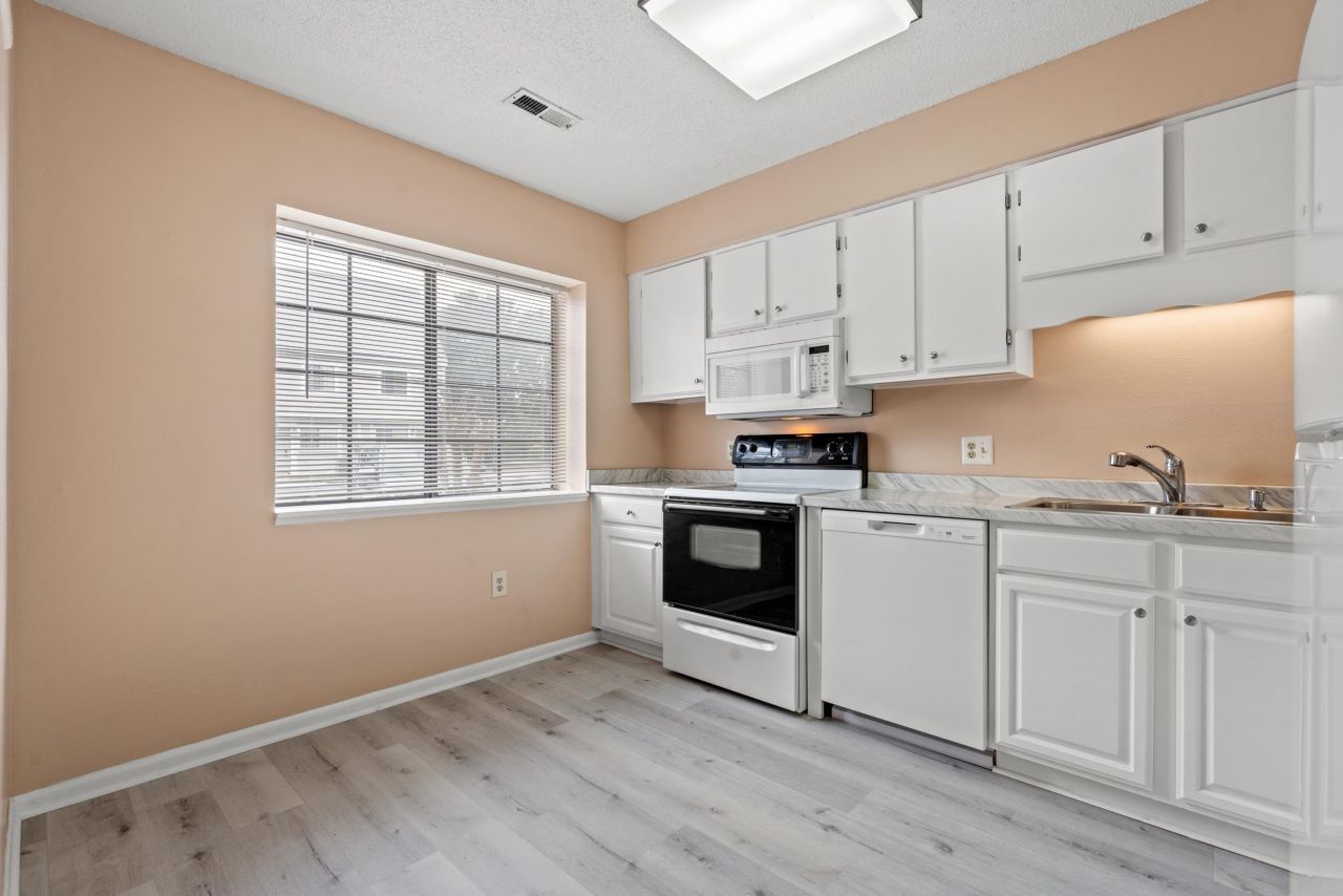 1208 Pinegrove Dr. Photo 8