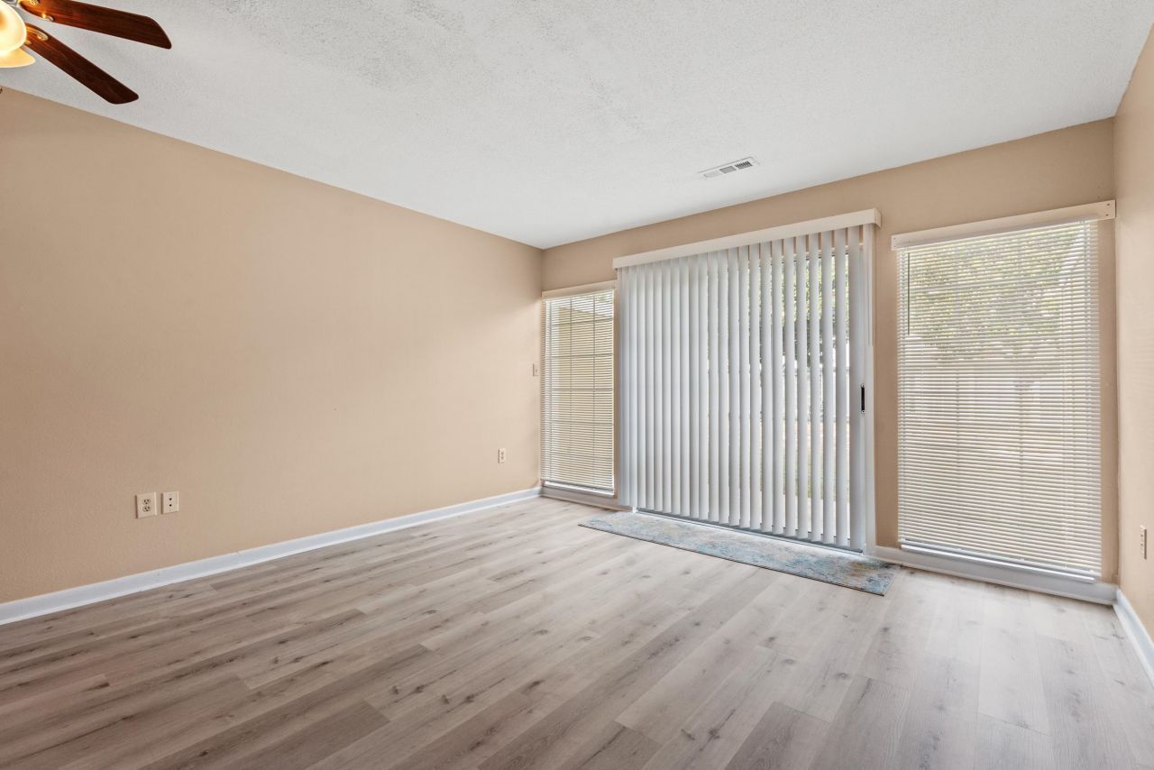 1208 Pinegrove Dr. Photo 9