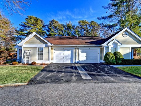 10 Oakdale Court, Ridge, NY 11961