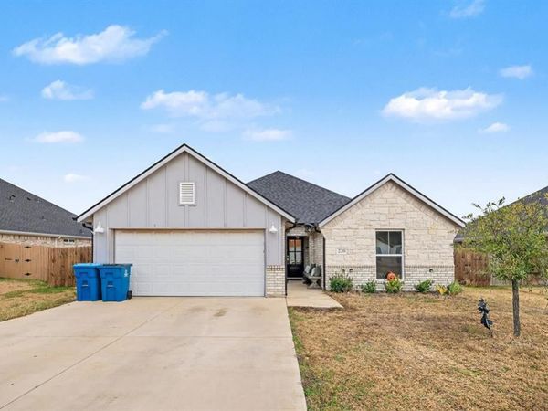 220 Poinsetta Drive, Palmer, TX 75152