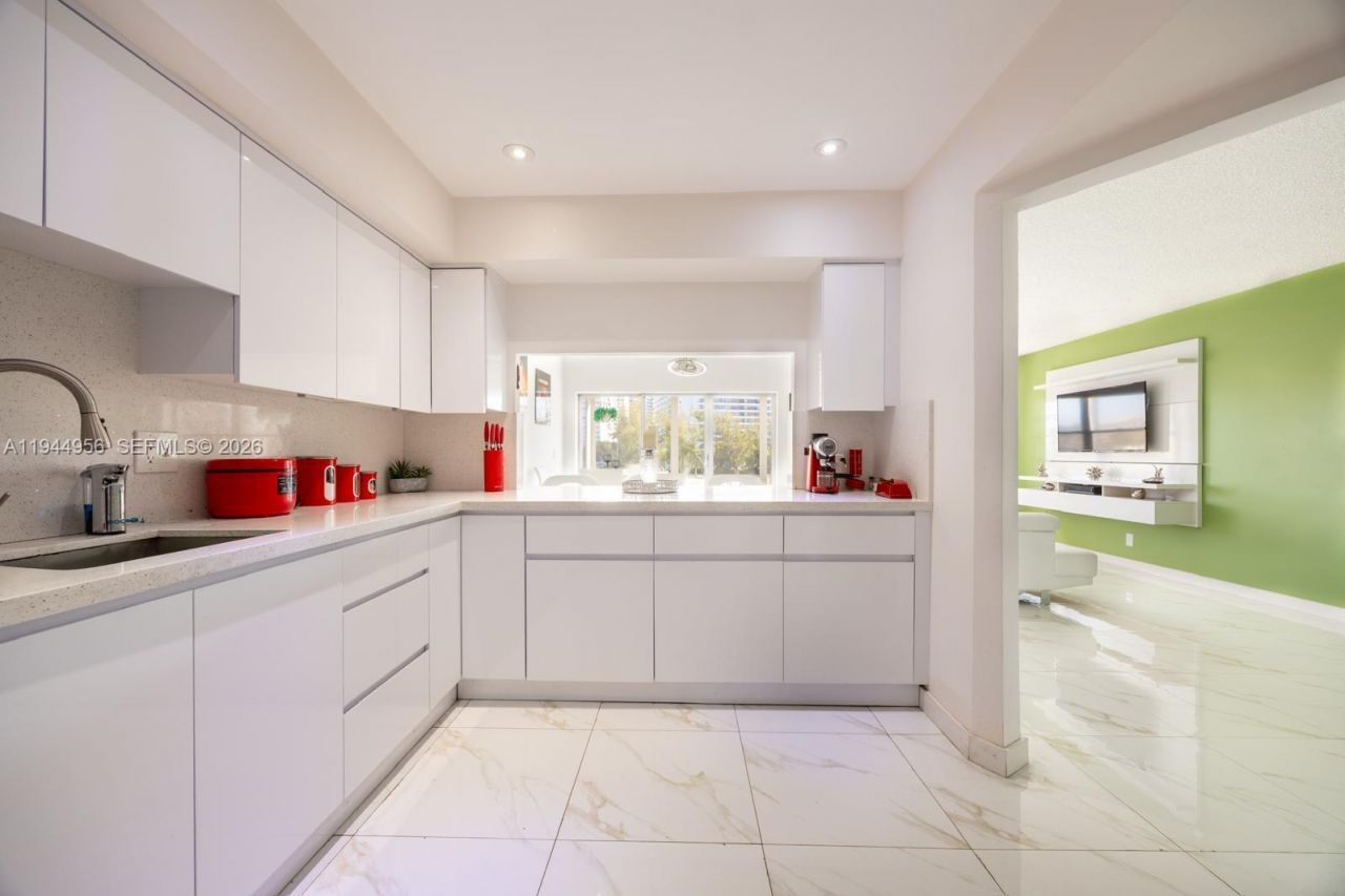 400 Diplomat Pkwy , Unit 302, Hallandale Beach, FL 33009 Photo