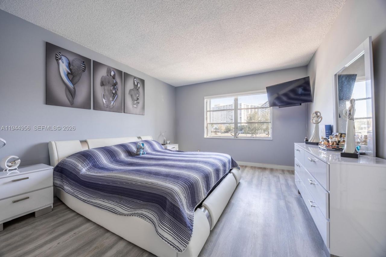 400 Diplomat Pkwy , Unit 302, Hallandale Beach, FL 33009 Photo