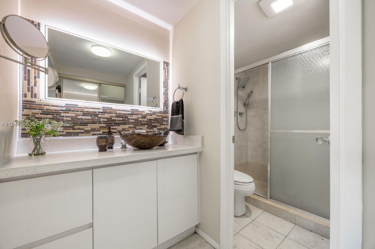 400 Diplomat Pkwy , Unit 302, Hallandale Beach, FL 33009 Photo