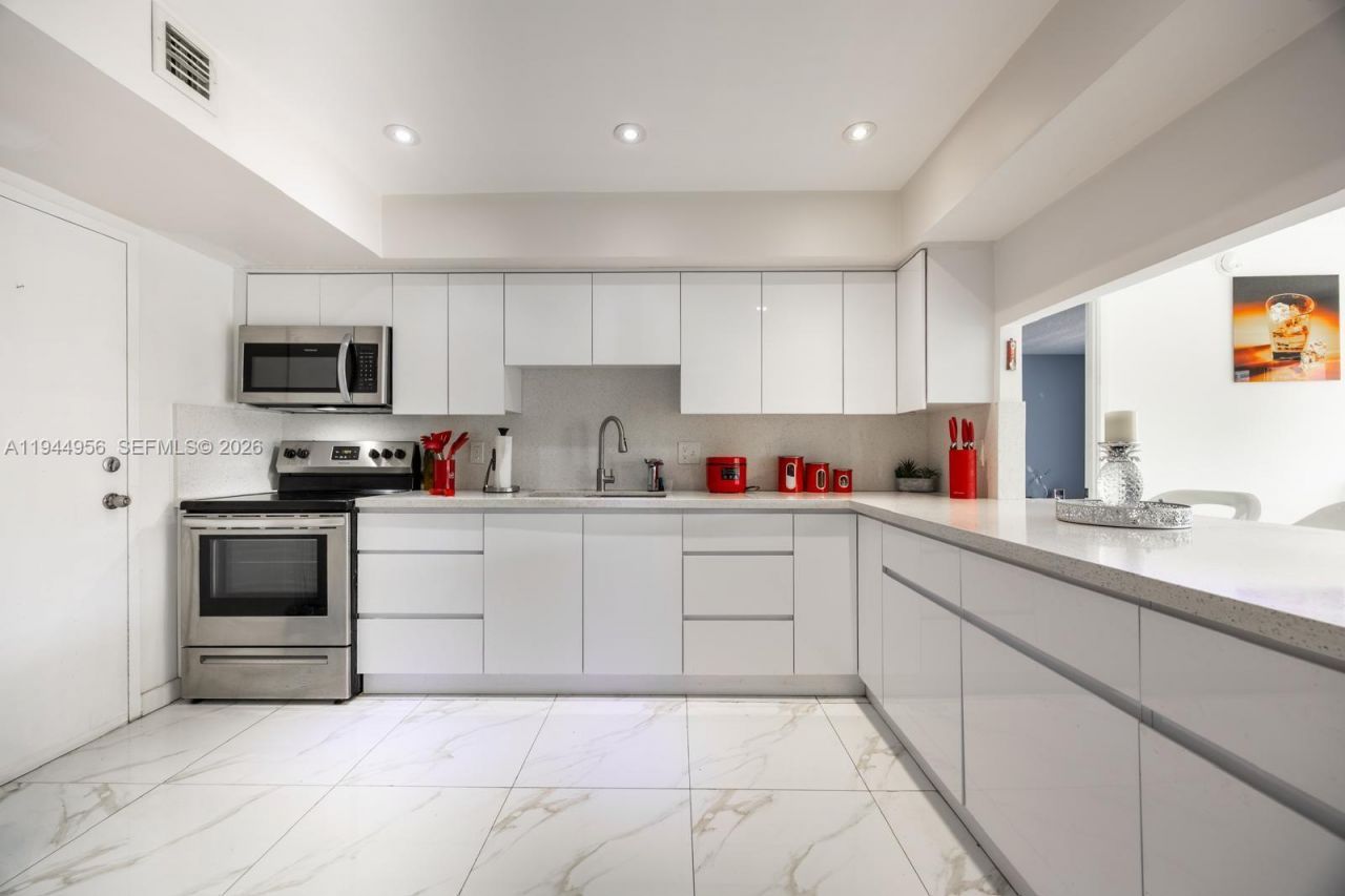 400 Diplomat Pkwy , Unit 302, Hallandale Beach, FL 33009 Photo