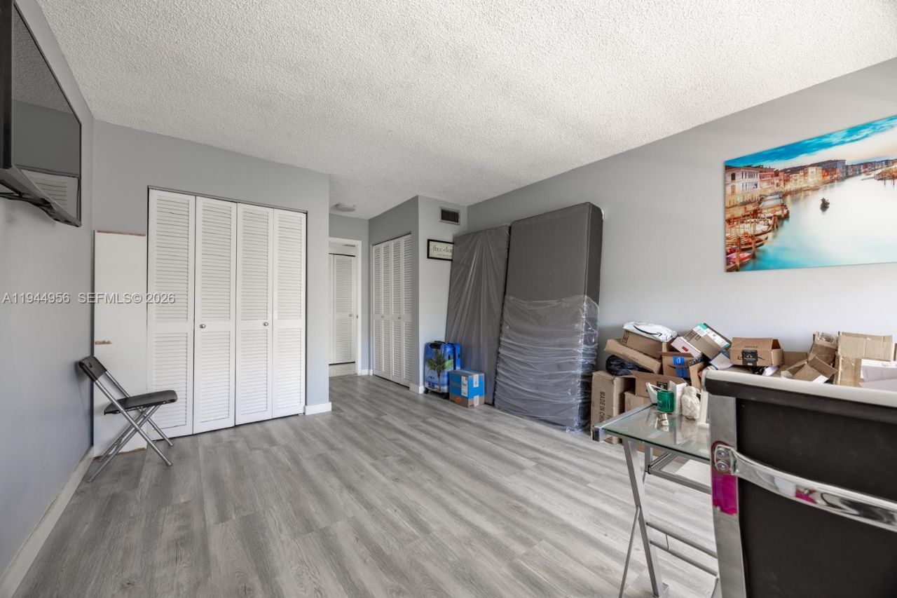 400 Diplomat Pkwy , Unit 302, Hallandale Beach, FL 33009 Photo