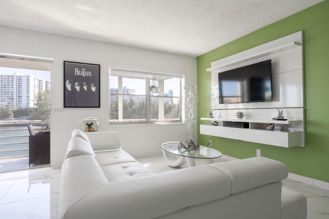 400 Diplomat Pkwy , Unit 302, Hallandale Beach, FL 33009 Photo