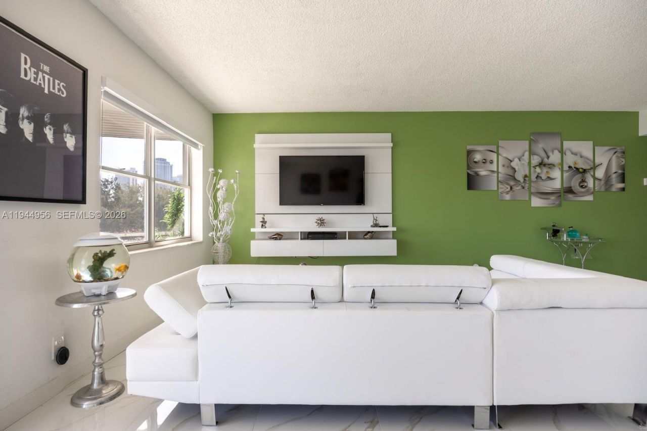 400 Diplomat Pkwy , Unit 302, Hallandale Beach, FL 33009 Photo