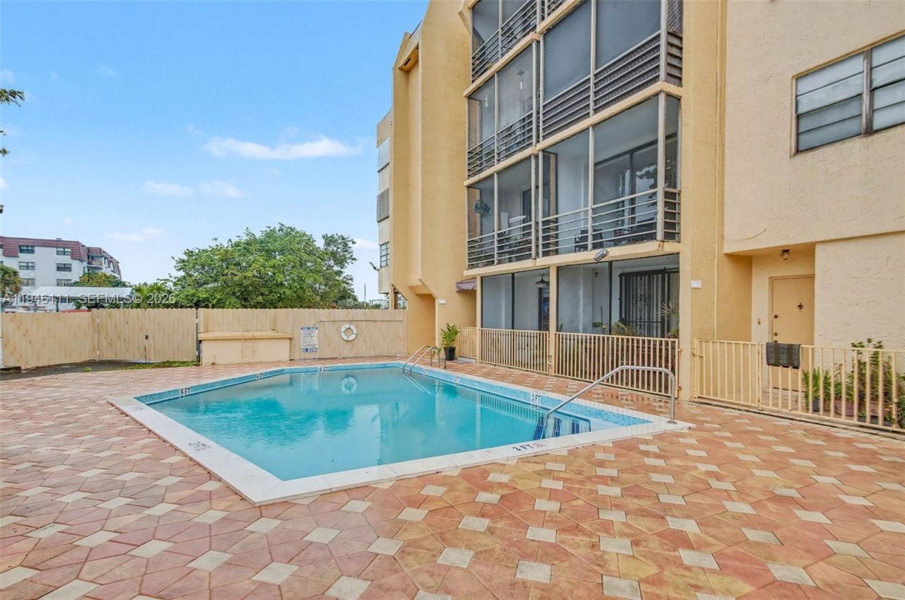 6831 W 14th Ct, Unit 403, Hialeah, FL 33014 Photo