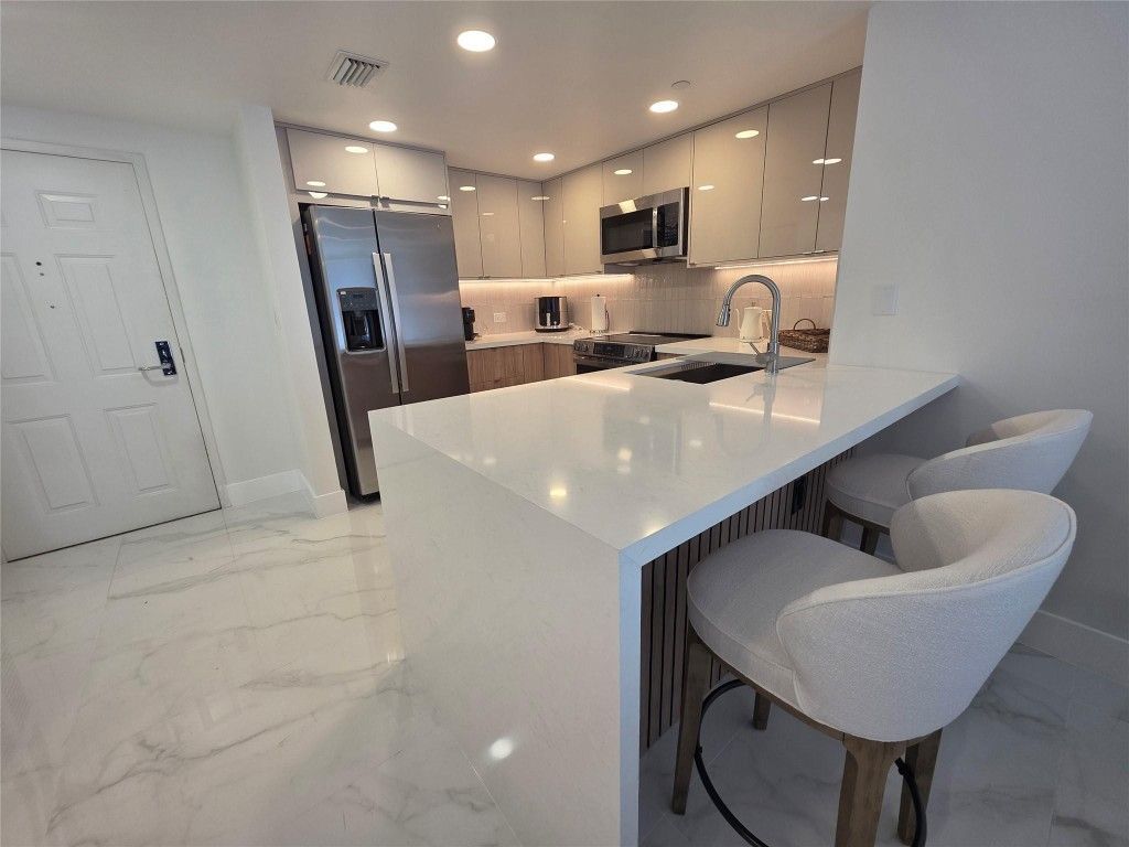 19501 W Country Club Drive, Unit 2306, Aventura, FL 33180 Photo