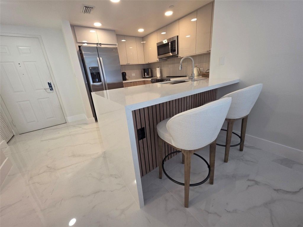 19501 W Country Club Drive, Unit 2306, Aventura, FL 33180 Photo