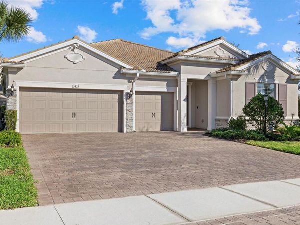 12423 BLUE HILL TRAIL, LAKEWOOD RANCH, FL 34211