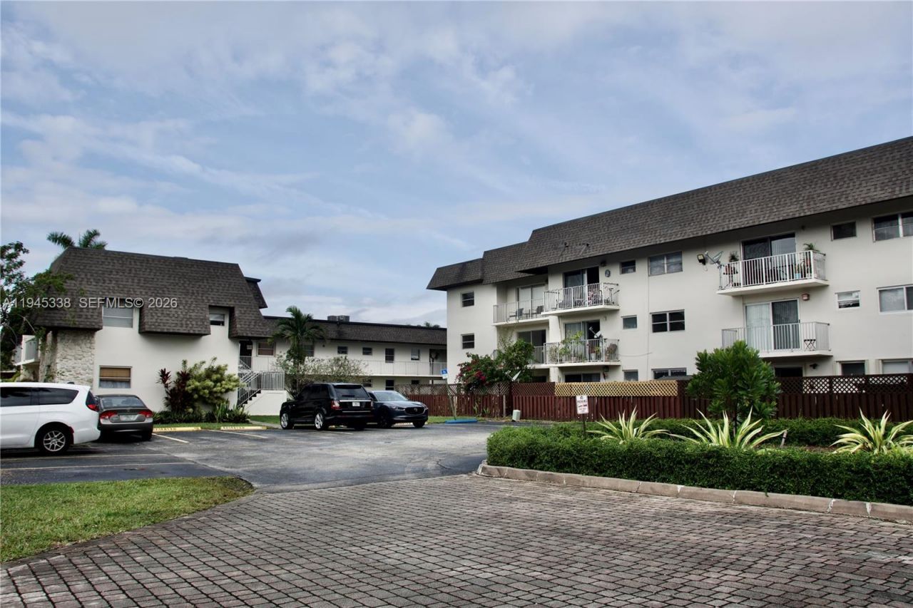 8475 SW 94th St, Unit 203E, Miami, FL 33156 Photo