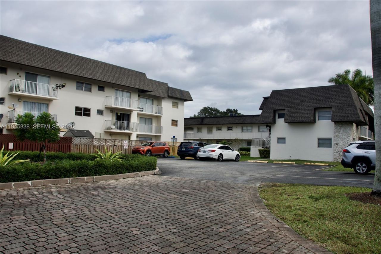 8475 SW 94th St, Unit 203E, Miami, FL 33156 Photo