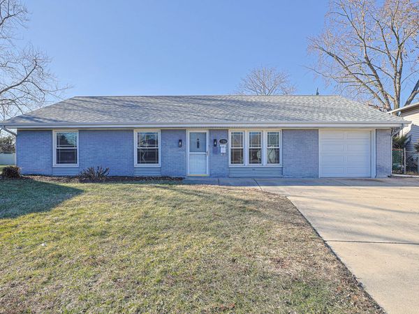 7784 Huntington Circle S, Hanover Park, IL 60133