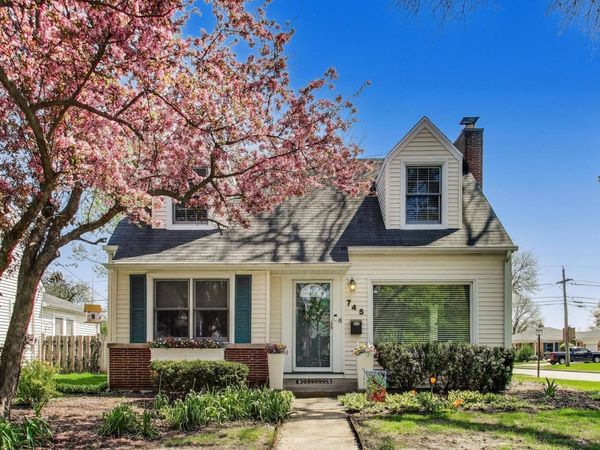 745 S CHESTNUT Avenue, Arlington Heights, IL 60005