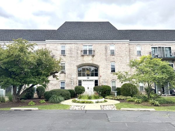 5001 Carriageway Drive, Unit 215, Rolling Meadows, IL 60008