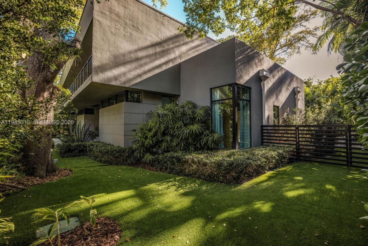 3232 Emathla St , Miami, FL 33133 Photo