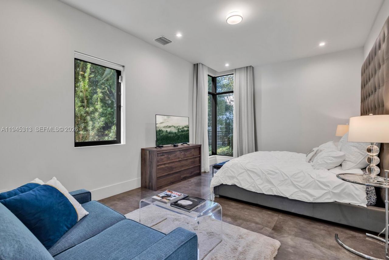 3232 Emathla St , Miami, FL 33133 Photo