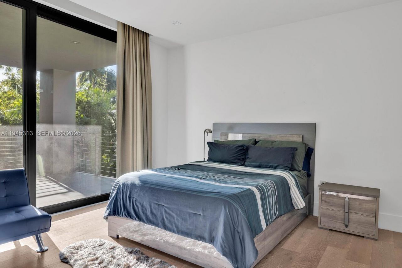 3232 Emathla St , Miami, FL 33133 Photo