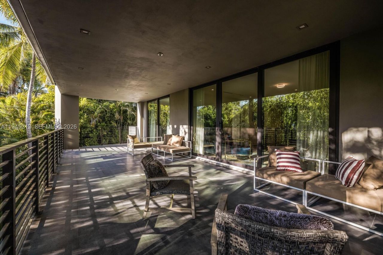 3232 Emathla St , Miami, FL 33133 Photo