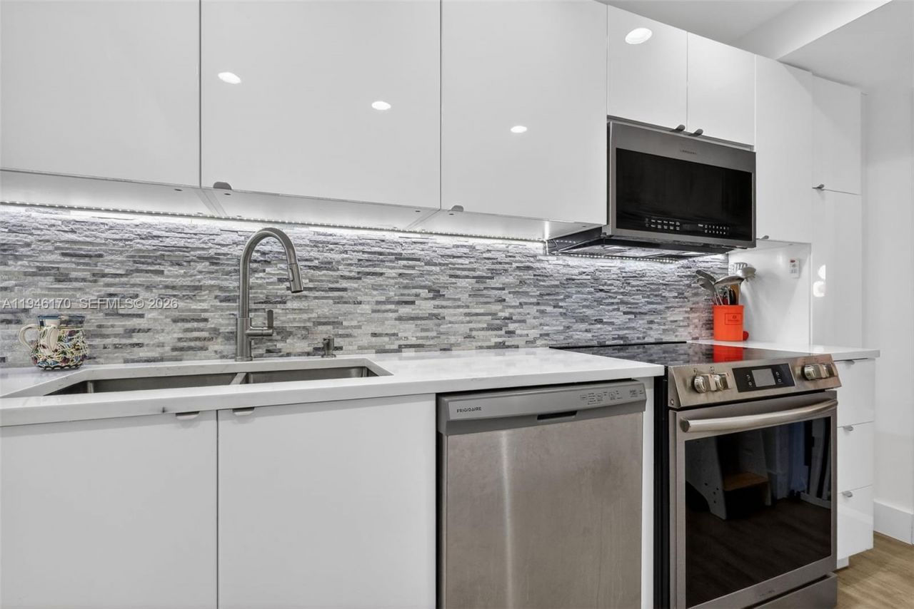 9381 E Bay Harbor Dr, Unit 303N, Bay Harbor Islands, FL 33154 Photo