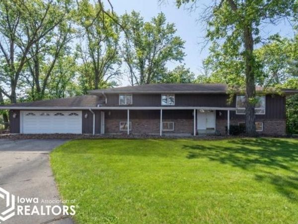 11779 Greenwood Drive, Burlington, IA 52601