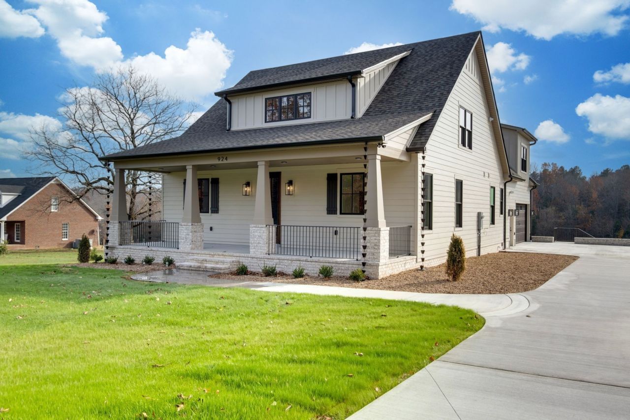 924 Hafner Road, Charlotte, TN 37036 Main Photo