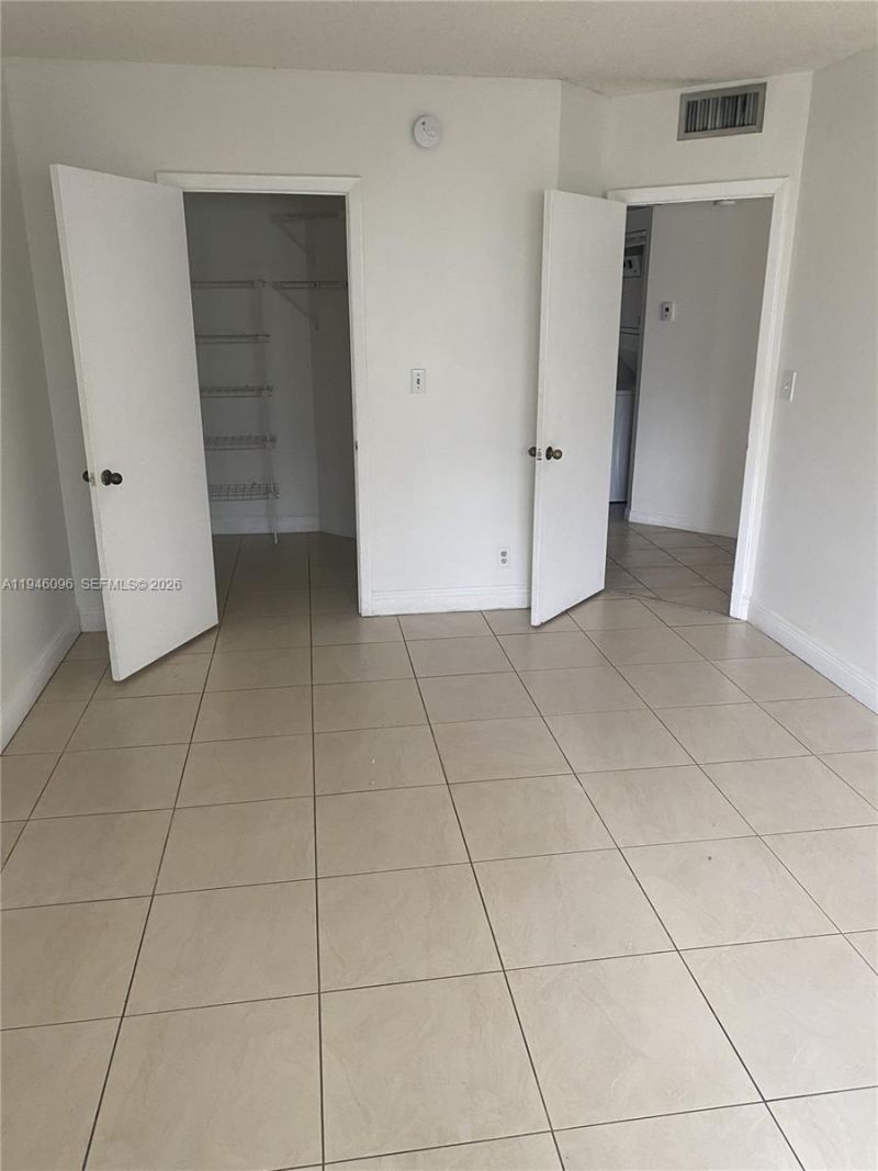 8290 Lake Dr , Unit 533, Doral, FL 33166 Photo