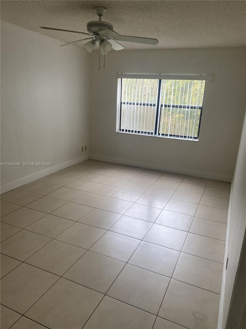 8290 Lake Dr , Unit 533, Doral, FL 33166 Photo