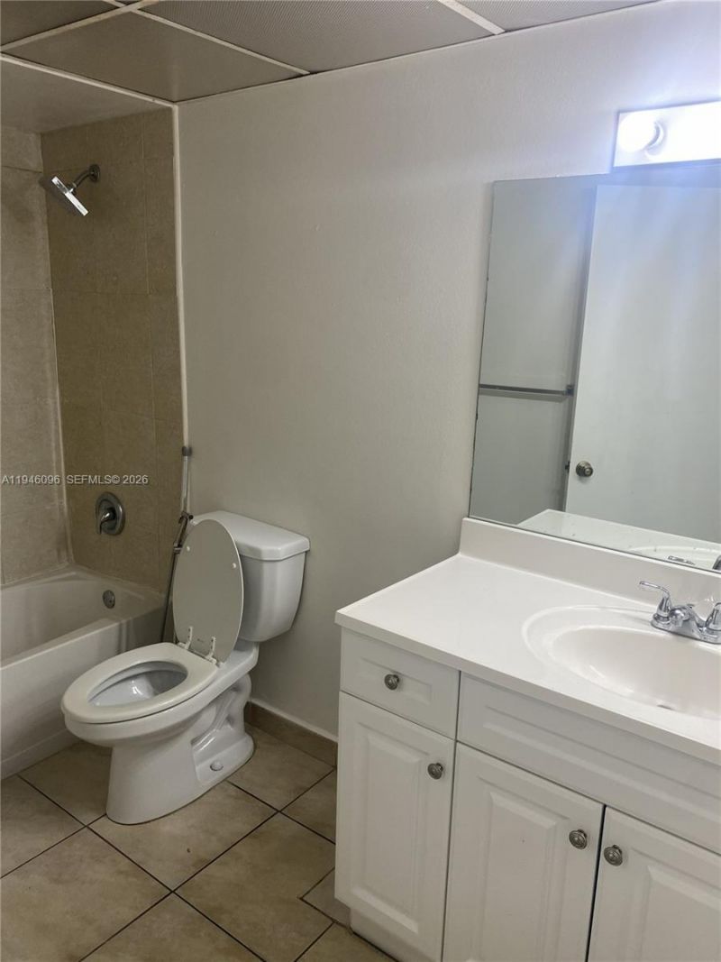 8290 Lake Dr , Unit 533, Doral, FL 33166 Photo