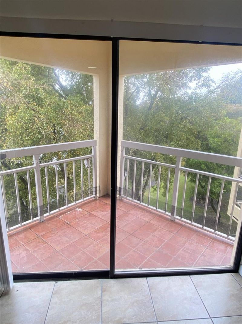 8290 Lake Dr , Unit 533, Doral, FL 33166 Photo