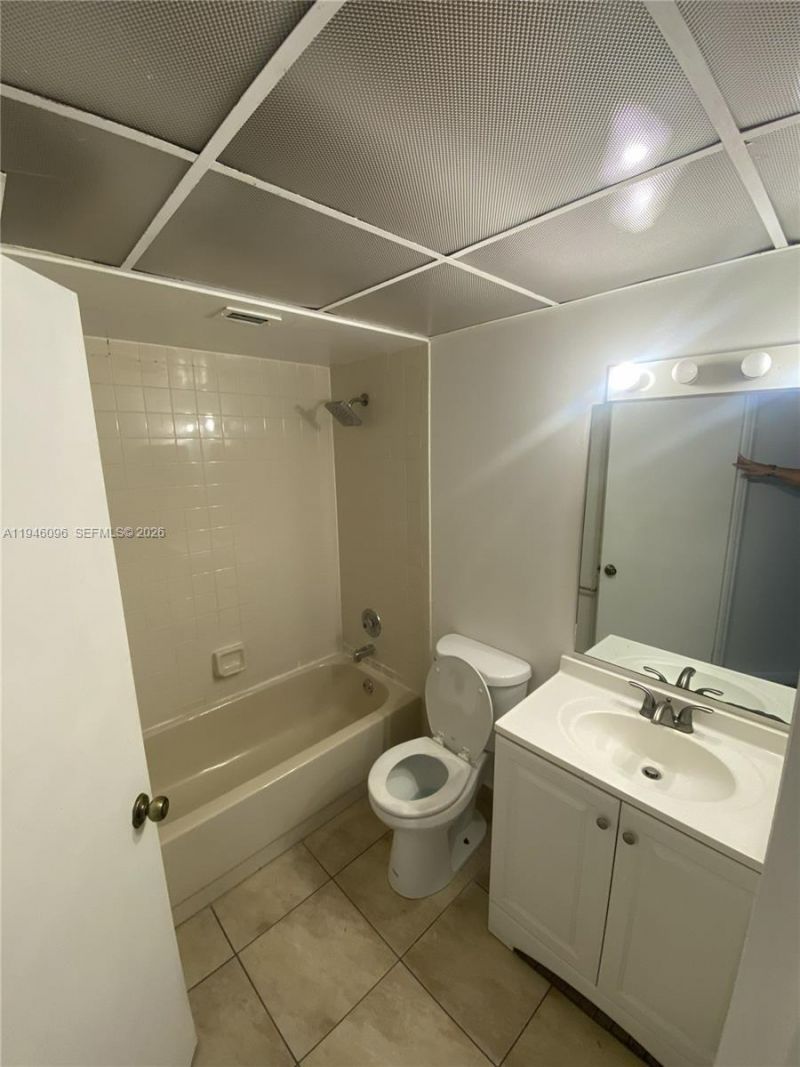 8290 Lake Dr , Unit 533, Doral, FL 33166 Photo