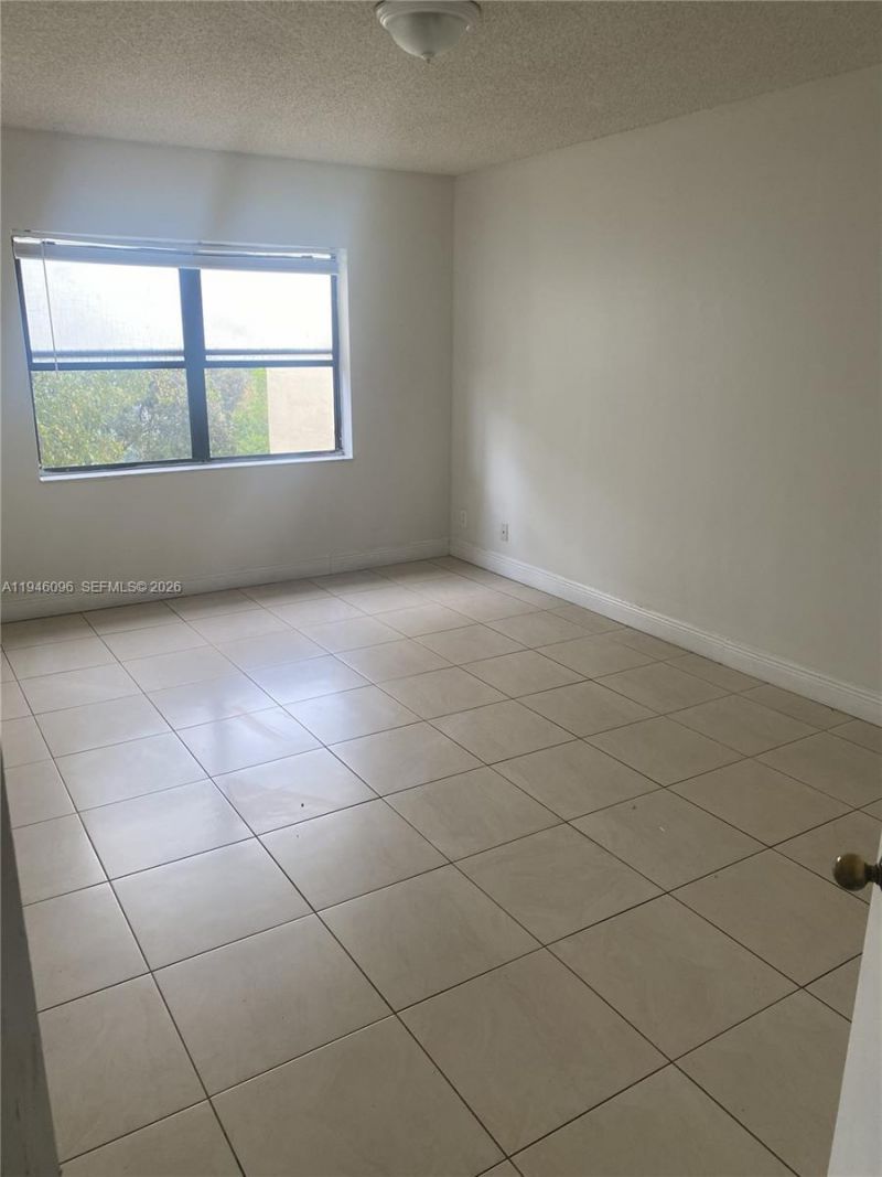 8290 Lake Dr , Unit 533, Doral, FL 33166 Photo