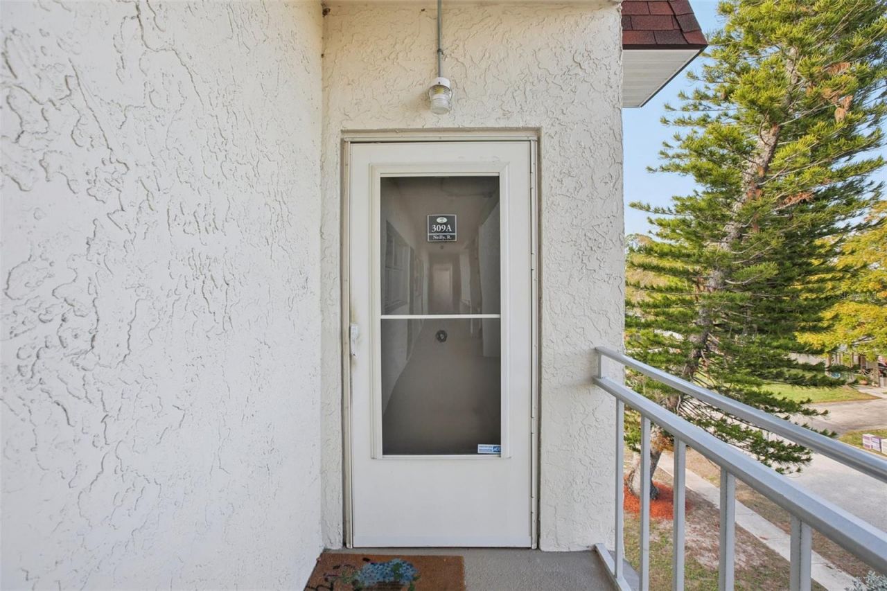 209 NE Lincoln Circle N, Unit 309, Saint Petersburg, FL 33702 Photo