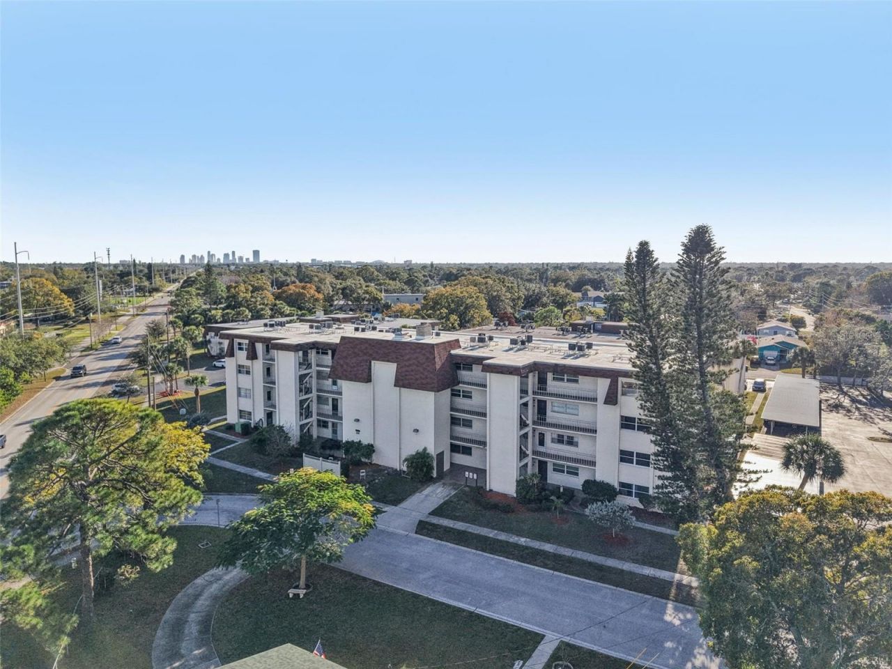209 NE Lincoln Circle N, Unit 309, Saint Petersburg, FL 33702 Photo