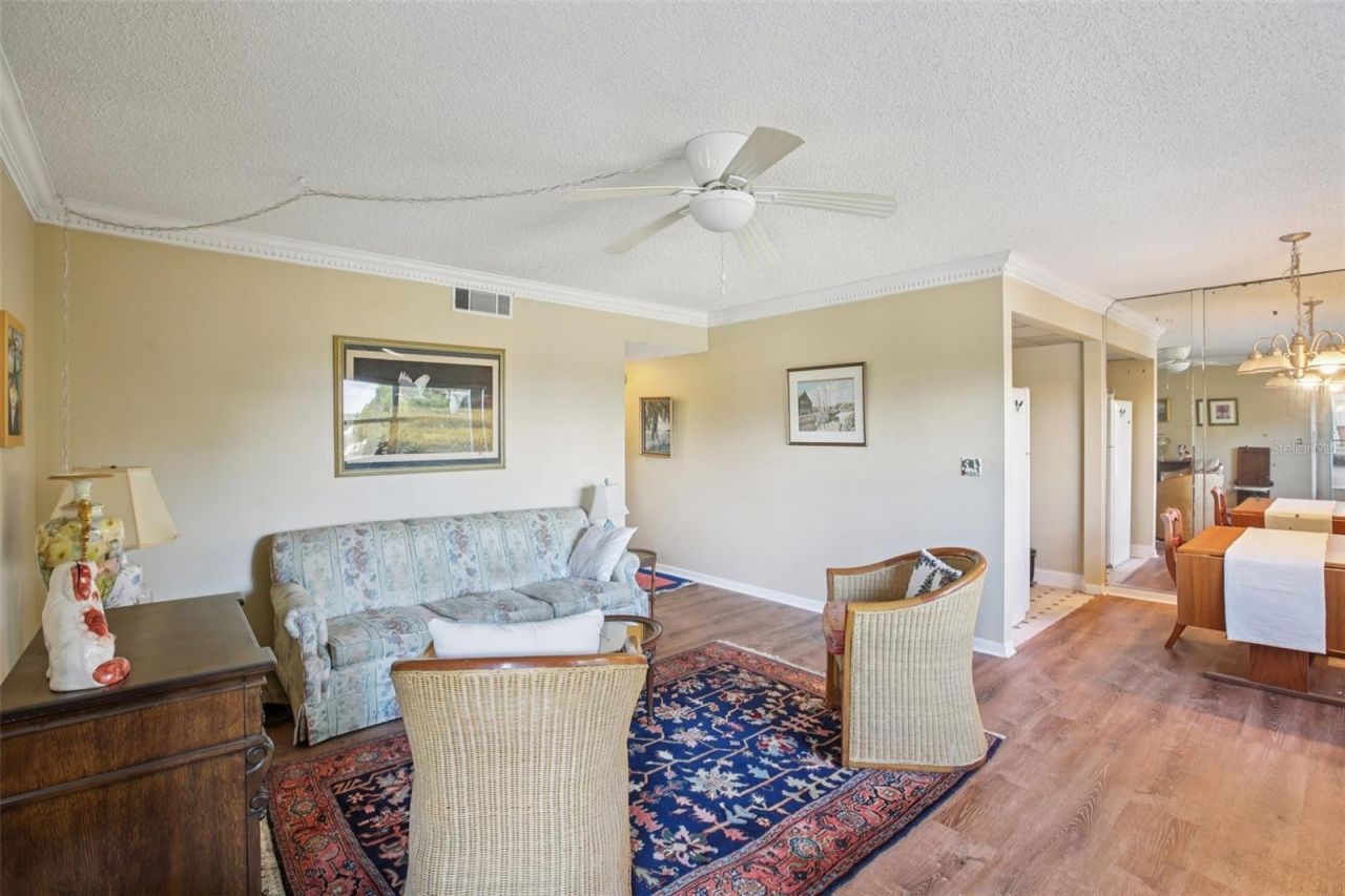 209 NE Lincoln Circle N, Unit 309, Saint Petersburg, FL 33702 Photo