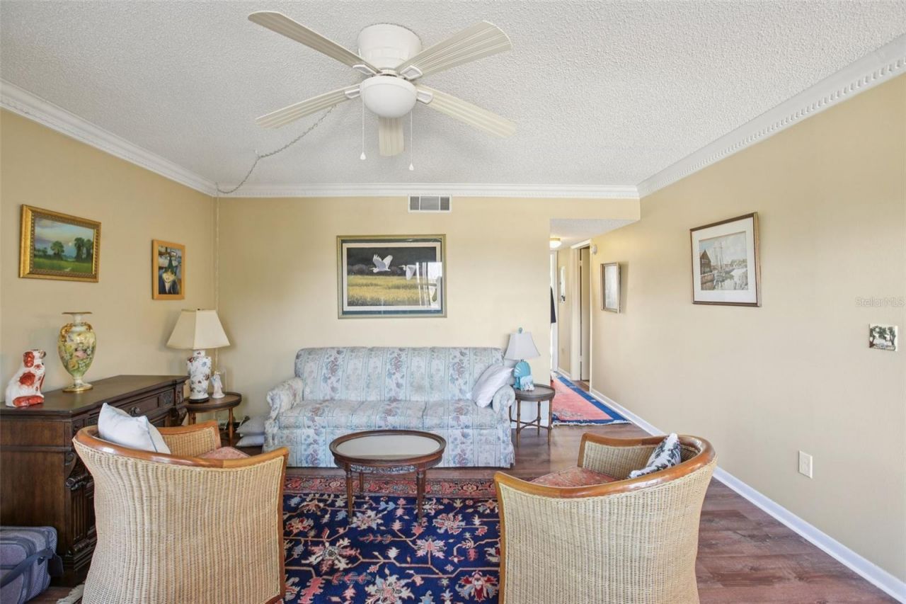 209 NE Lincoln Circle N, Unit 309, Saint Petersburg, FL 33702 Photo